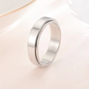 Macro-opname van gepolijste zilveren spinnerring met glad oppervlak en schuine randen