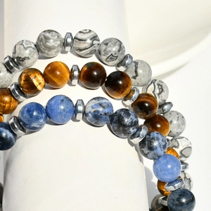 Detailansicht von Perlenarmbändern mit Tigerauge, Sodalith und grauen Natursteinen