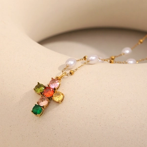 Collier croix en acier plaqué or 18 carats avec zircons colorés et perles