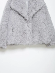 Dettaglio del cappotto in ecopelliccia grigio chiaro con colletto a rever soffice