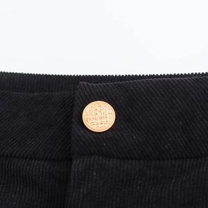 Pantaloncini casual da donna in velluto a coste nero con bottone dorato e pieghe in vita