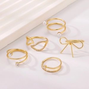 Elegantes goldfarbenes Ring-Set mit künstlichen Perlen, Strass und Schleifen-Design