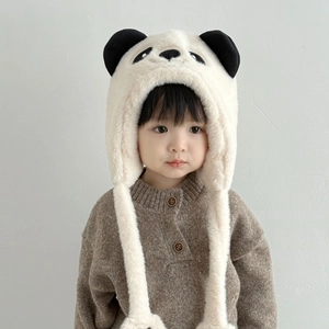 Détail du bonnet panda en peluche pour bébé avec protège-oreilles pour l'hiver