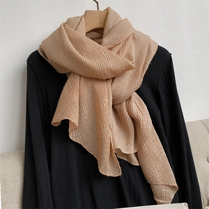 Elegante sciarpa plissettata beige con effetto seta lucida per donna autunno e inverno