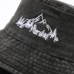 Cappello da pescatore grigio scuro lavato con ricamo bianco di montagne e foresta in cotone
