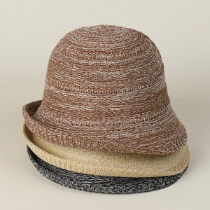 Dettaglio di cappelli pescatore in maglia leggera in tre colori misti per il sole