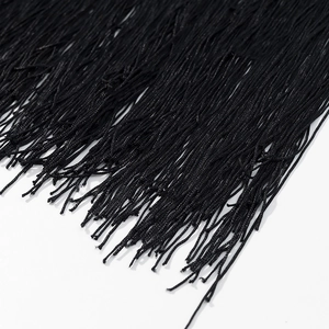 Gros plan détaillé de franges noires de haute qualité pour la décoration de robes de soirée