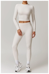 Détail de la texture brossée d'un ensemble de yoga crème avec legging à taille haute