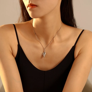 Silberne Muschel-Halskette mit Perle an Model, 18k vergoldete Titanstahlkette für Damen