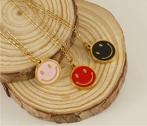 Trois colliers dorés en acier inoxydable avec pendentifs smiley en émail rose rouge noir