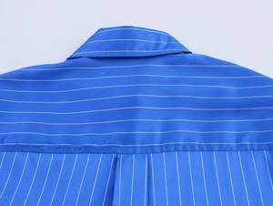 Détail de la texture du tissu pyjama à rayures bleues et couture de l'empiècement