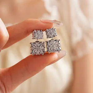 Boucles d'oreilles carrées en argent avec motif floral en zircon multicouche