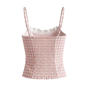 Detail eines rosa karierten Camisole mit elastischem gerafftem Rücken und Rüschen