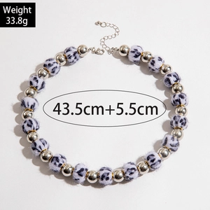 Ras de cou avec perles en peluche léopard et perles métalliques argentées