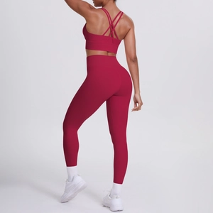 Completo yoga rosso scuro con reggiseno sportivo a incrocio e leggings a vita alta dietro