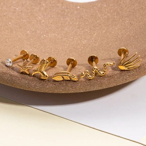 Set de pendientes de titanio G23 dorado con diseños de estrella de mar serpiente y pluma