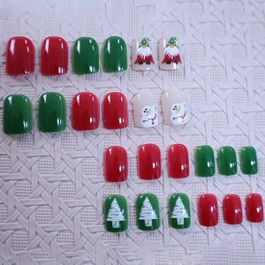 Kurze eckige Weihnachts-Kunstnägel mit Weihnachtsmann- und Schneemann-Motiven für Damen