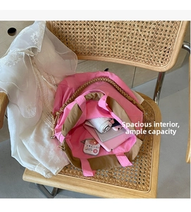 Vista interna della capiente borsa tote in nylon rosa e marrone con ampio spazio