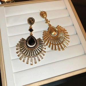 Détails des boucles d'oreilles de style palais avec pierre goutte noire et dorure