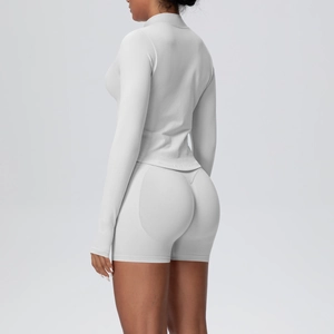 Détail de l'ensemble de sport gris avec haut à manches longues et short sans couture