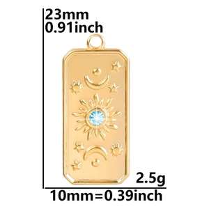 Detailansicht des goldenen Sternenanhängers mit Sonne, Mond und blauem Edelstein