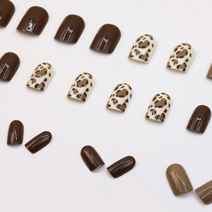 Faux ongles courts ovales à motif léopard et marron brillant au design rétro élégant