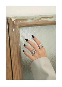 Detail view of S925 sterling silver hollow chain ring and twist ring on model hand