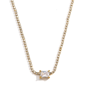 Goldene Tenniskette mit funkelnden Zirkonia und einem zentralen rechteckigen Stein