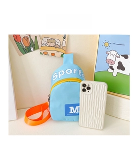 Sac de poitrine pour enfants en nylon bleu à côté d'un smartphone pour la taille