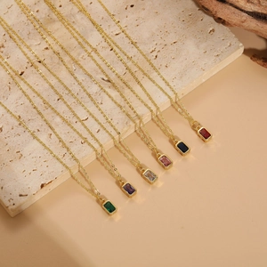 Vue détaillée de colliers en zircon carré de six couleurs sur chaînes dorées