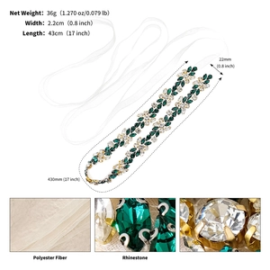 Détails macro de strass verts et clairs sur ceinture de mariée avec ruban en polyester blanc