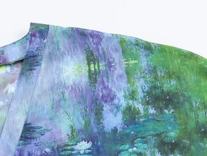 Makro-Detail von Chiffon-Stoff mit blau-violettem Ölgemälde-Blumenmuster auf der Schulter