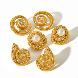 Gros plan des boucles d'oreilles coquillage et perles en acier inoxydable doré 18 carats