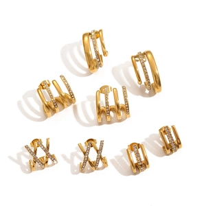 Vue détaillée de boucles d'oreilles géométriques dorées multicouches avec zircons