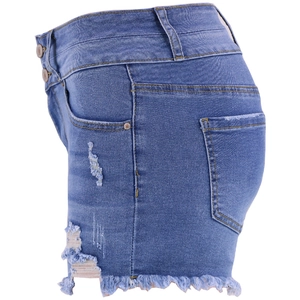 Détail de short en jean taille haute avec doubles boutons, déchirures et ourlet effilé