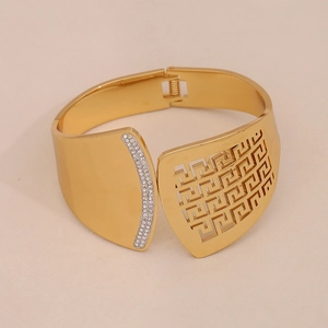 Bracelet floral doré large avec motifs géométriques évidés et strass blancs