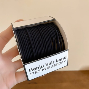 Détail d'élastiques à cheveux tissés noirs à haute élasticité montrant la texture