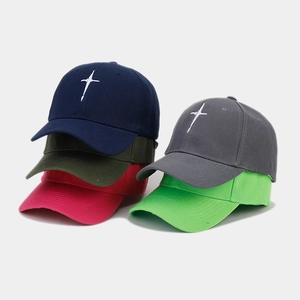 Vue détaillée de casquettes de baseball multicolores en coton avec logos étoiles brodés
