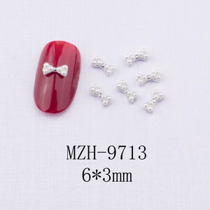 Vue détaillée de bijoux d'ongles nœuds 6x3mm en alliage argenté et perles blanches