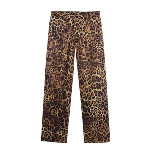Pantalón recto de mujer con estampado de leopardo otoñal y motivo animal sobre fondo blanco