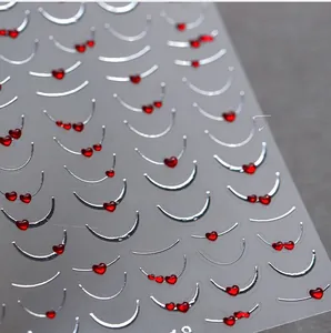 Détails macro de lignes argentées gaufrées et de stickers pour ongles cœurs rouges 3D