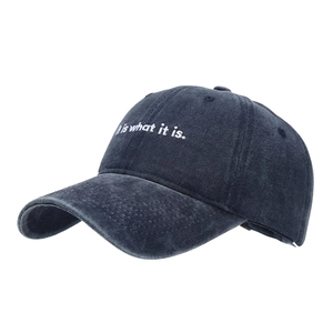 Cappellino da baseball blu scuro con ricamo bianco su sfondo bianco per outdoor e tempo libero