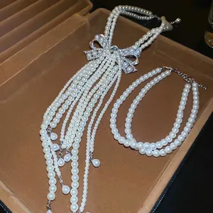 Parure de bijoux en perles avec collier à nœud en strass et bracelet assorti