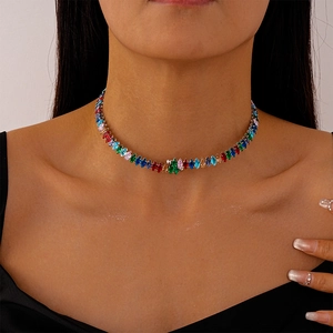 Détail de pierres de zircon colorées en taille marquise sur un collier ras du cou argent