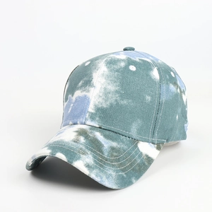 Vue détaillée du motif tie-dye sur la casquette de baseball en coton bleu et blanc avec coutures