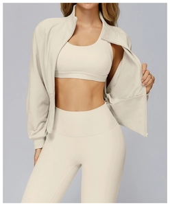 Dreiteiliges Sport-Set mit cremefarbenem Stehkragen-Jacke, Sport-BH und hochtaillierter Yoga-Hose