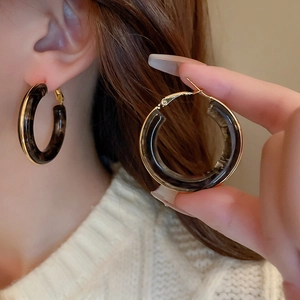 Retro geometric resin hoop earrings with gold plating and dark tortoise shell pattern
