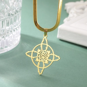 Collier chaîne serpent dorée élégante avec pendentif rose évidée et cadre design
