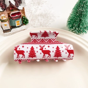 Gros plan sur la pince à cheveux de Noël avec motifs de renne et sapin tricotés