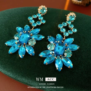 Boucles d'oreilles vintage fleurs bleues et cristaux sur support velours vert